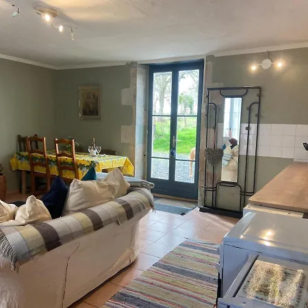 Pear Set In Beautiful Private Surroundings * Millac (Vienne)