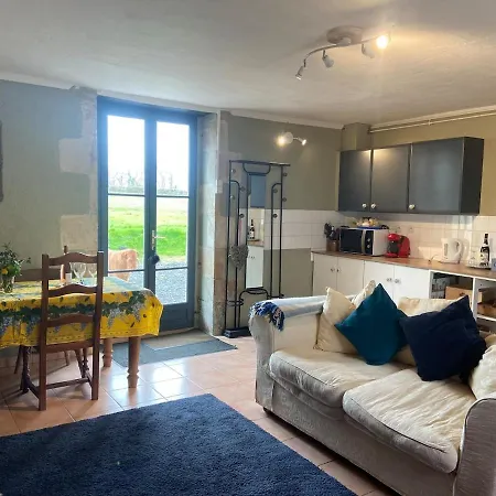 Pear Set In Beautiful Private Surroundings Millac (Vienne)